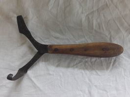 Outil ancien en métal, grattoir ou chasse-pierres