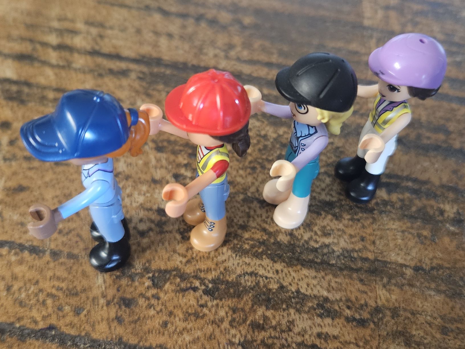 Lego Kit di costruzioni: lego lot de 4 figurines  – Usato da Confignon venduto da Ecrofigs 2