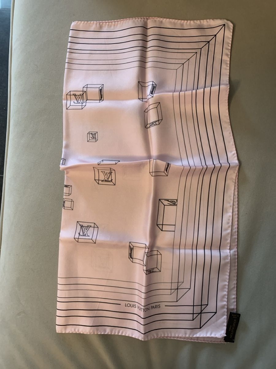 Louis Vuitton Foulard & Sciarpe: Louis vuiton Foulard – Nuovo (secondo la descrizione) da Bergdietikon venduto da zor_856j 1