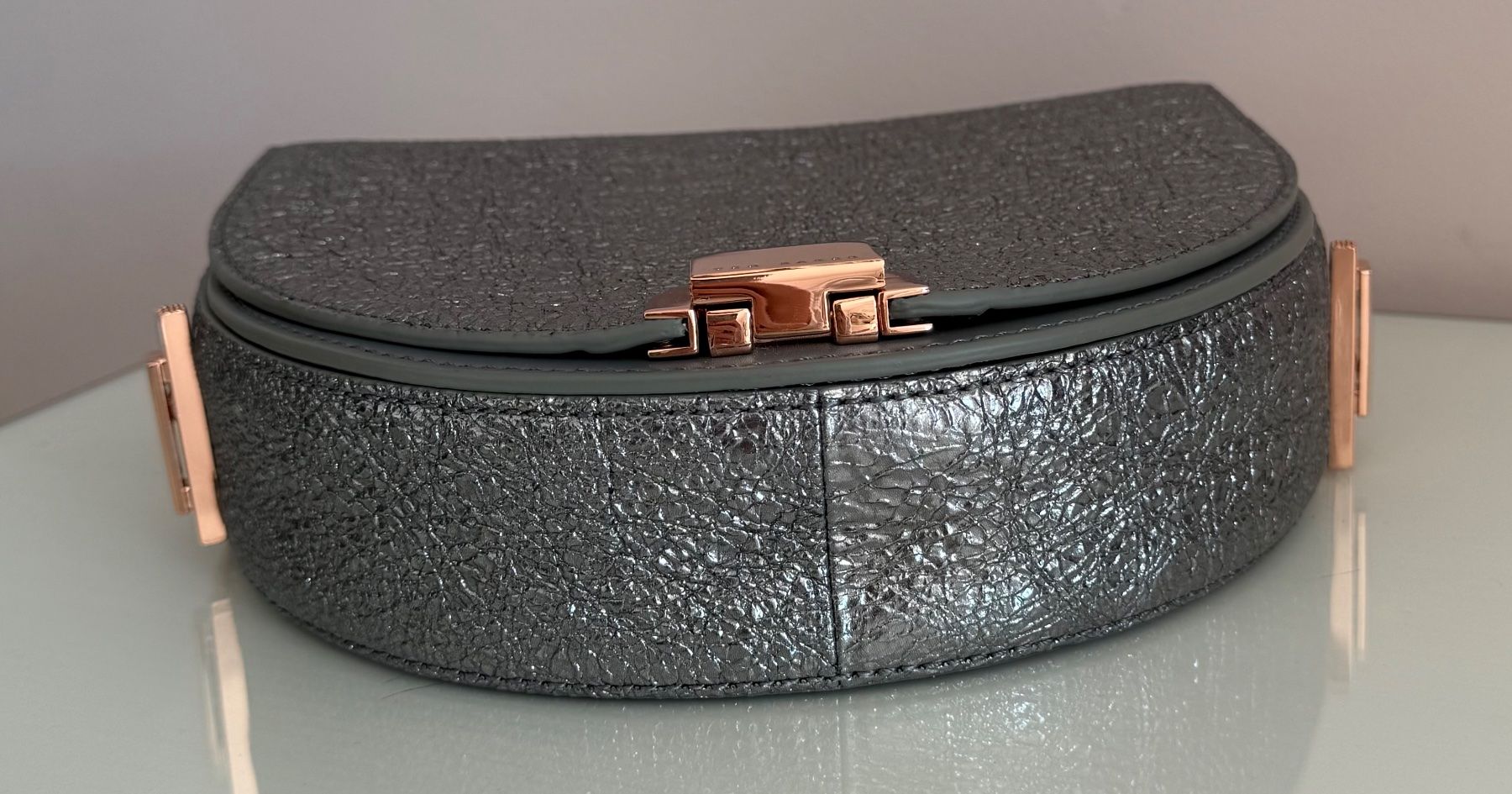 Ted Baker Taschen für Damen: Ted Baker Umhängetasche / glitzer-silber – Gebraucht aus Eichberg von Lolapop18 4