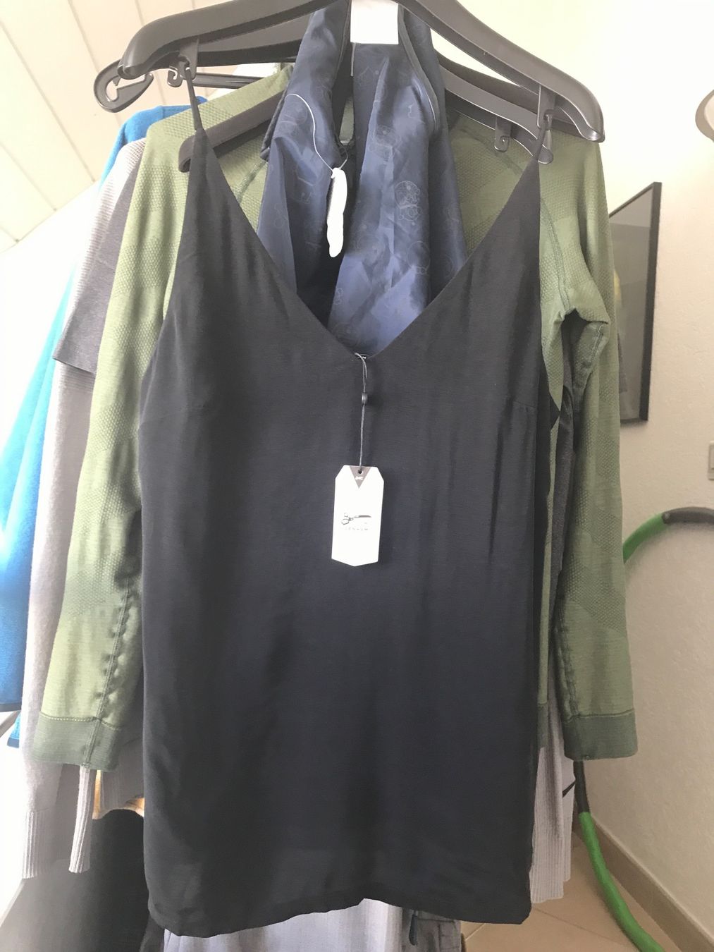 Top: DENHAM Top in Schwarz S – Nuovo e nell'imballaggio originale da Glattfelden venduto da Danshari 1
