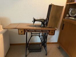 Singer Nähmaschine mit Fusstisch (nicht funktionstätig)