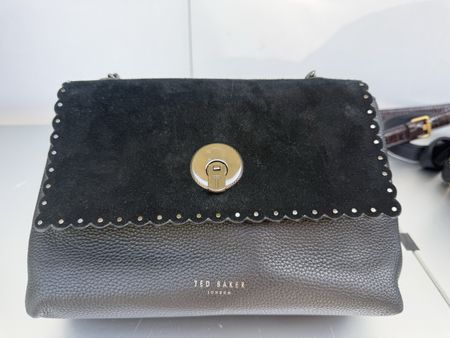 Ted Baker Handtasche Schwarz Leder/Wildleder Kette guter Zus