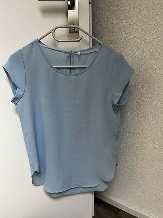 Hellblaues T-Shirt von Only in Grösse 34