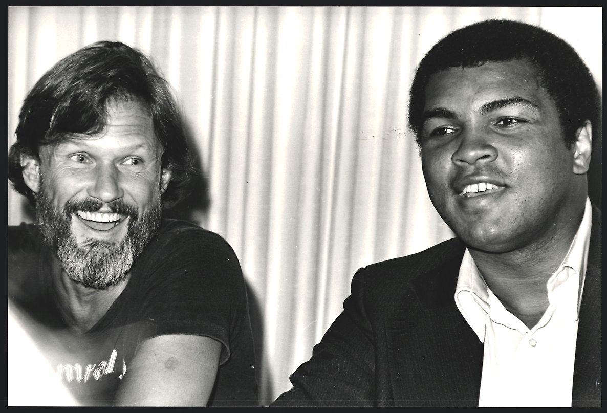 Photos & affiches: Fotografie Boxer Muhammad Ali mit Sänge – D'occasion à Berlin par bartko-reher