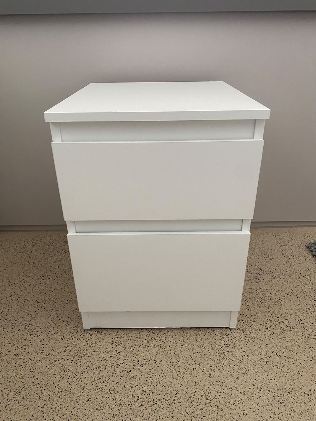 Ikea Tables de nuit: Night bedside table white – D'occasion à Zürich par gio_peirano98 1