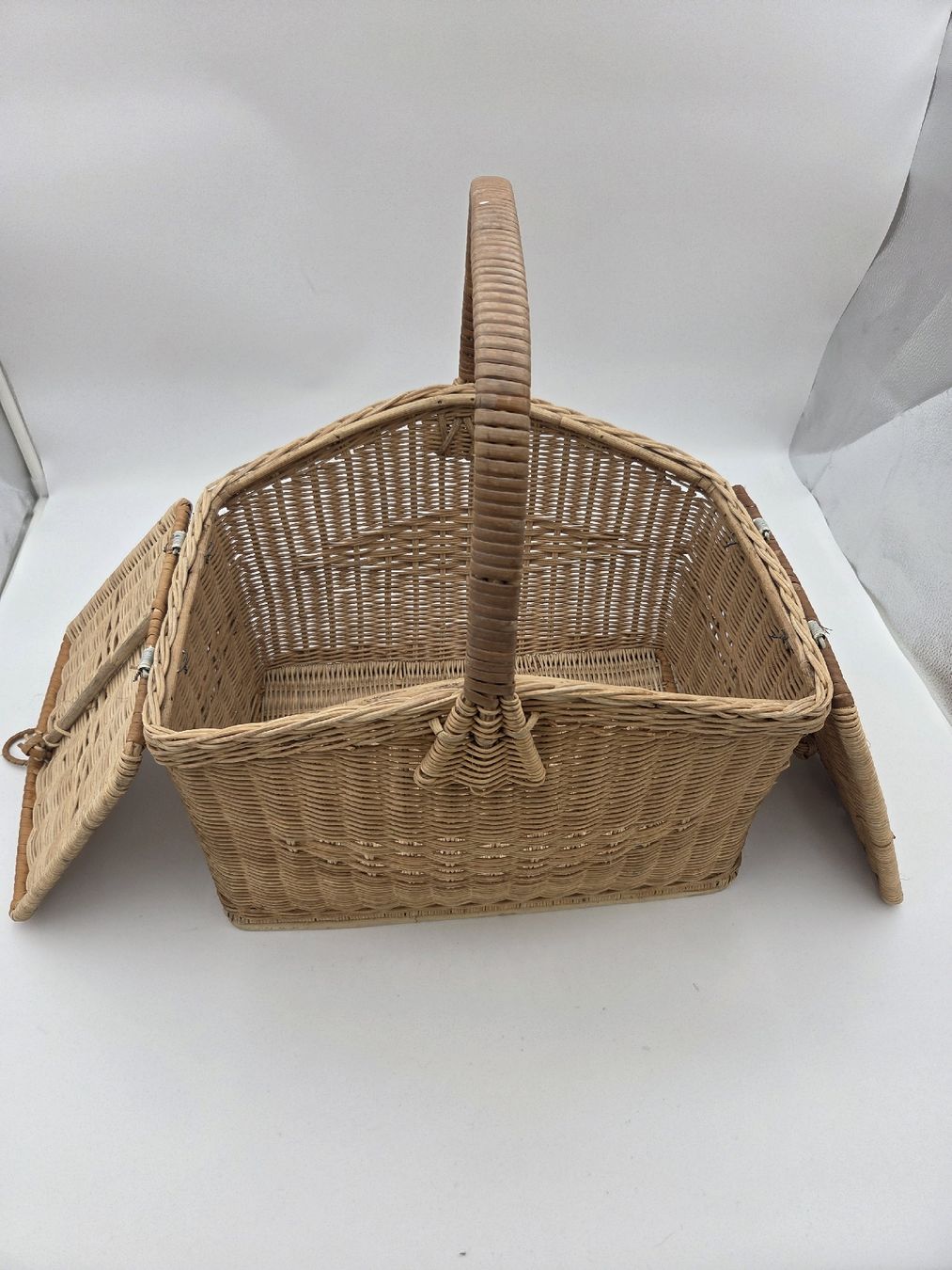 Sonstige Antiquitäten & Kunst: Picknickkorb aus Weidengeflecht mit zwei Klappdeckeln – Gebraucht aus Adligenwil von Die-Fundgrueb 2