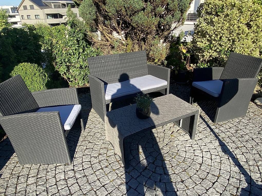 Set de table et chaises: Gartenmöbel 4Plätzig samt Tisch mit Glasplatte – D'occasion à Lüchingen par ebkaufsuche 3