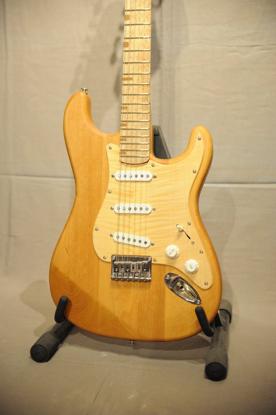 Musikinstrumente: Handgemachte ST-Style Gitarre – Gebraucht aus Utzenstorf von stoeffu77 1
