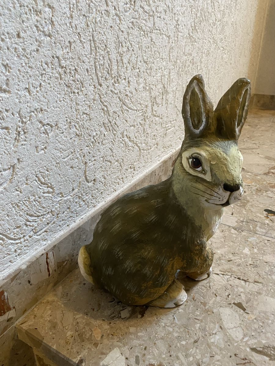 Statuette: Süsser Deko Hase oder Osterhase Pappmaschee Figur, gross – Usato da Flawil venduto da sonnengeist