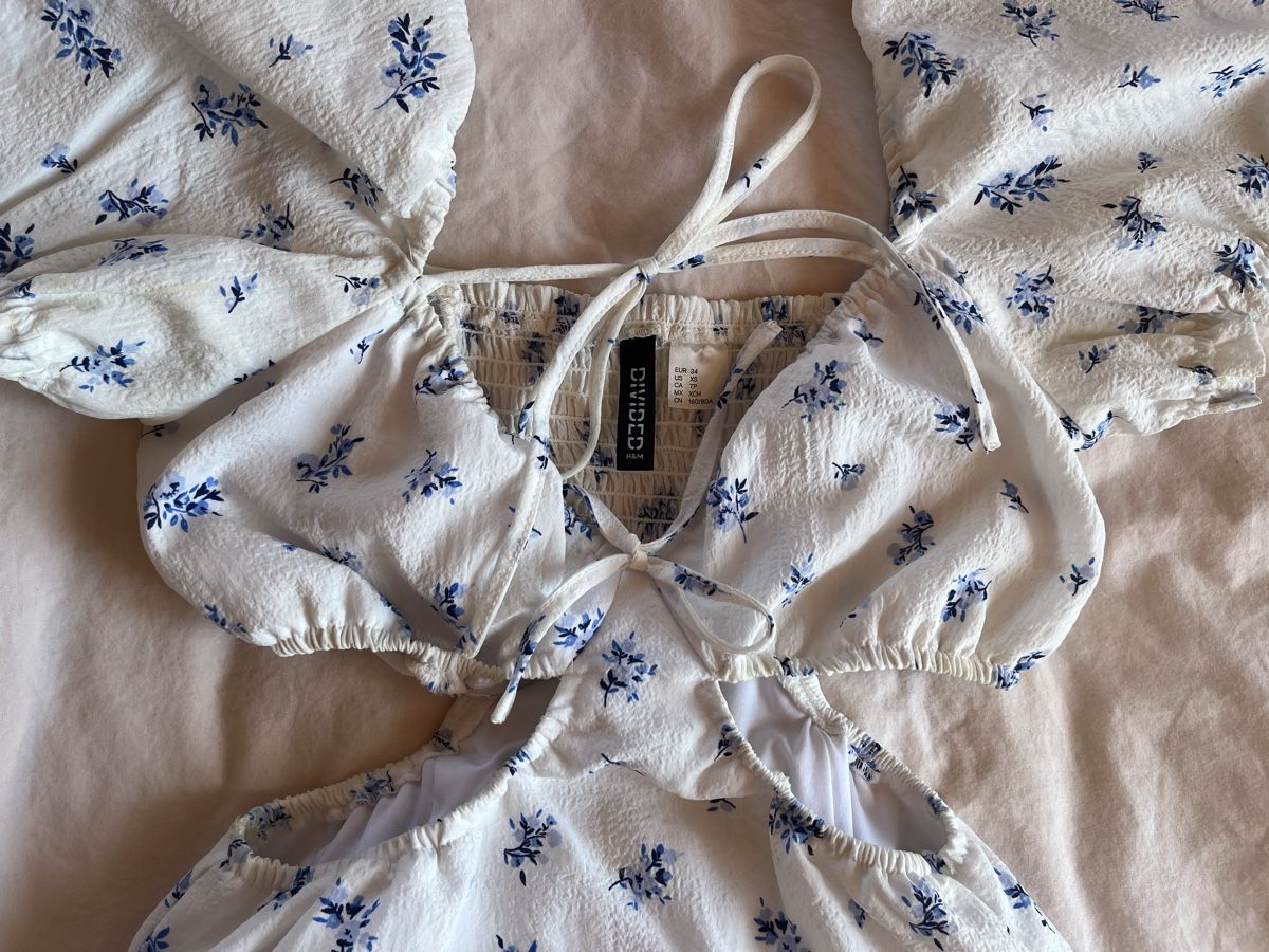 H&M Robes: Sommerliches Blumenkleid mit Auschnitte – Neuf (Voir description) à Frauenfeld par secondhand2hand 2