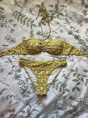 Gelbes Blumen Bikini