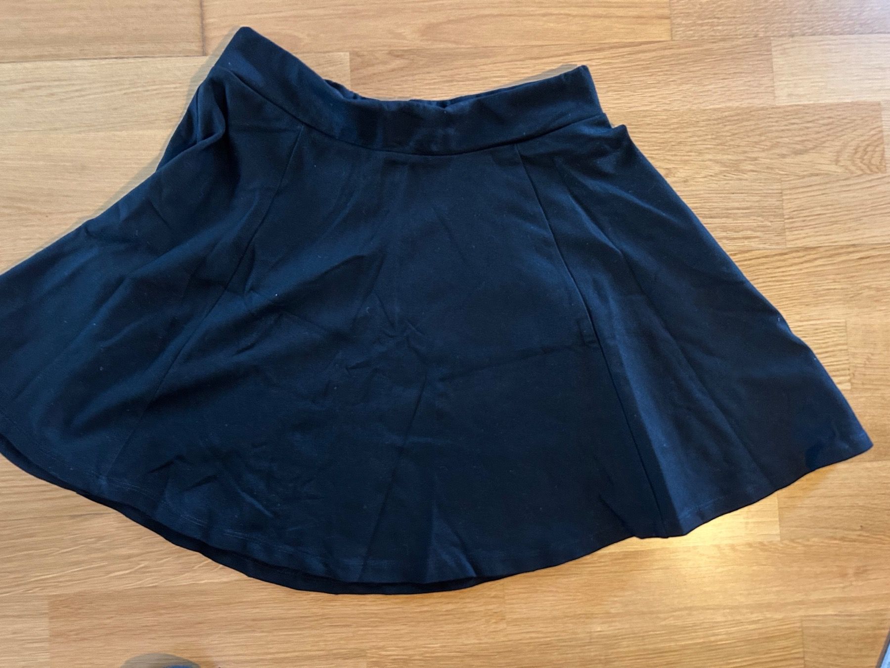 Vestiti & Gonne: Jupe évasé noir taille élastique – Usato da Daillens venduto da guisepa
