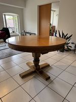 Ausziehbarer Holztisch