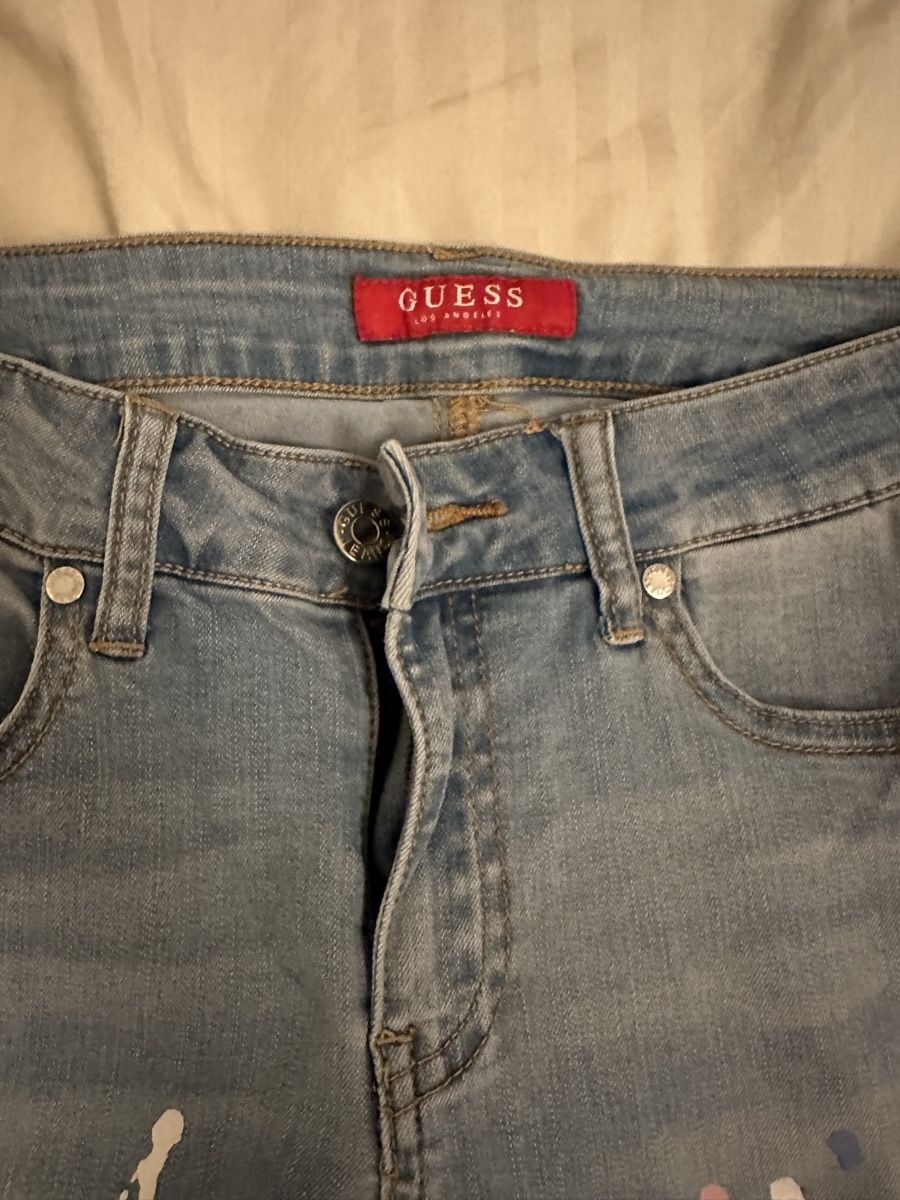 Guess Jeans: Guess Jeans mit Farbspritzern, hellblau – Usato da Dübendorf venduto da Magis_Stuff 1