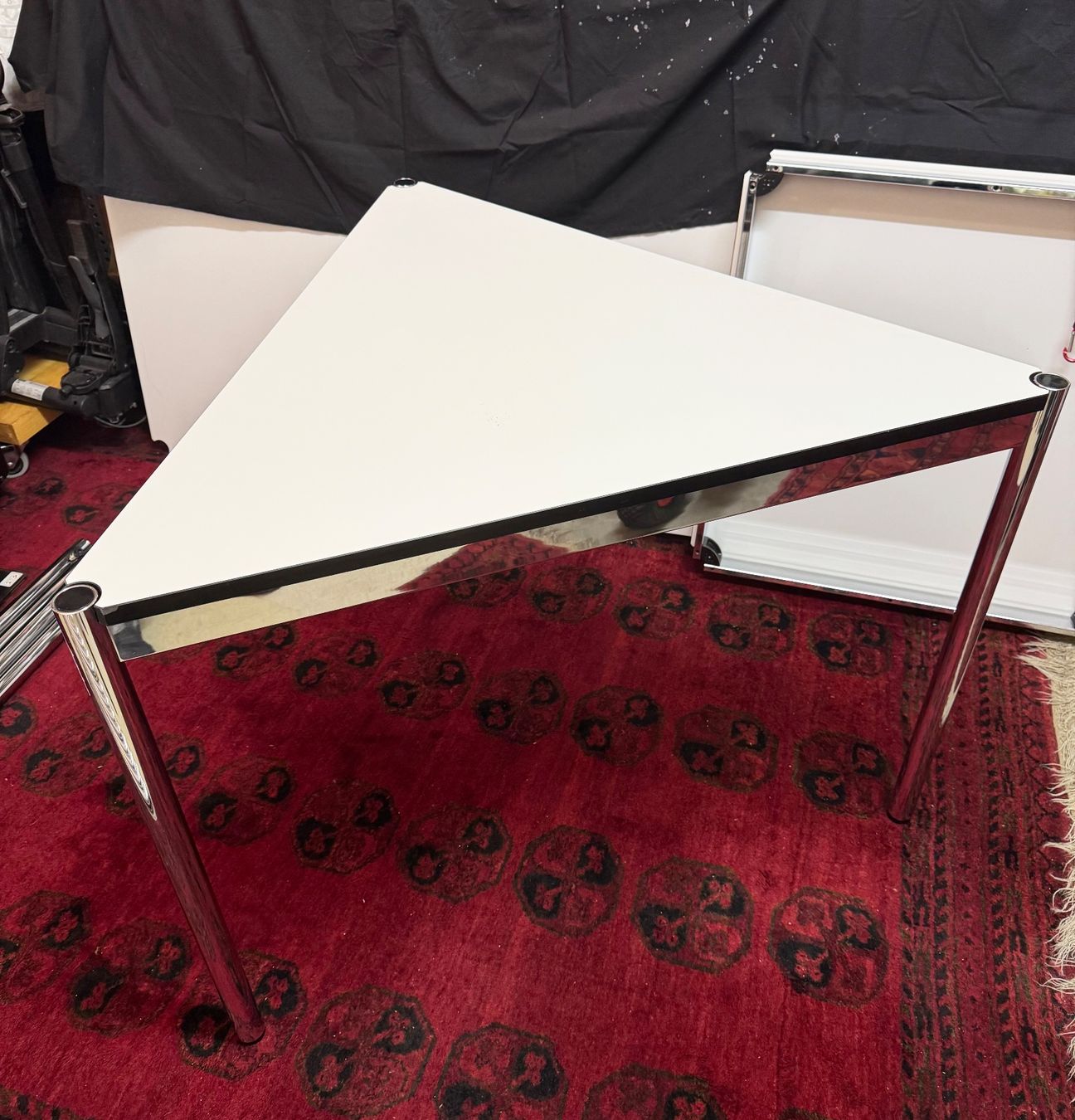 USM Tische: USM Haller – Table triangle 100 x 100 x 100 cm – Gebraucht aus Biel/Bienne von Philemon02 1