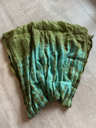 Schönes Halstuch/Schal mit feinen silbernen Fäden