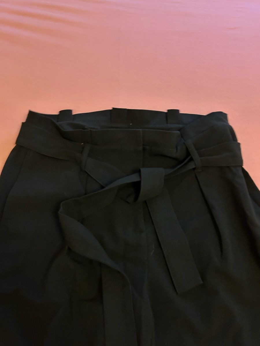 Only Pantaloni: Schwarze Stoffhose, Paperback Stil – Usato da Zürich venduto da cla_g627 2