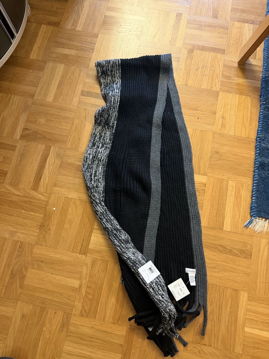 Calvin Klein Foulard & Sciarpe: Calvin Klein Strickschal, neu mit Etikett, NP 55- – Nuovo (secondo la descrizione) da Bern venduto da Golem3