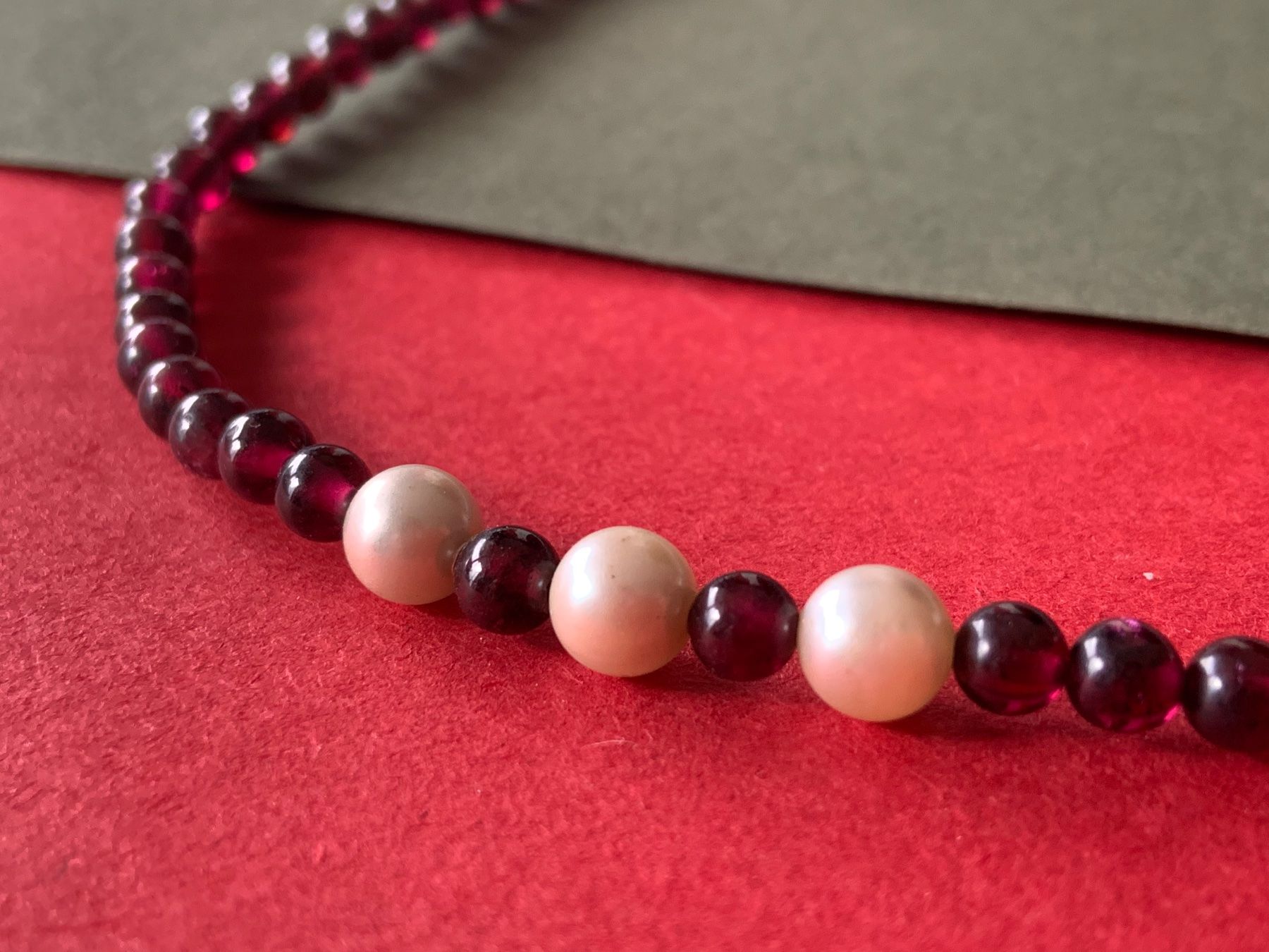 Catenine: Steinketteli rot mit 3 Perlen (40cm) – Usato da Laufen venduto da Bellebellezza 1