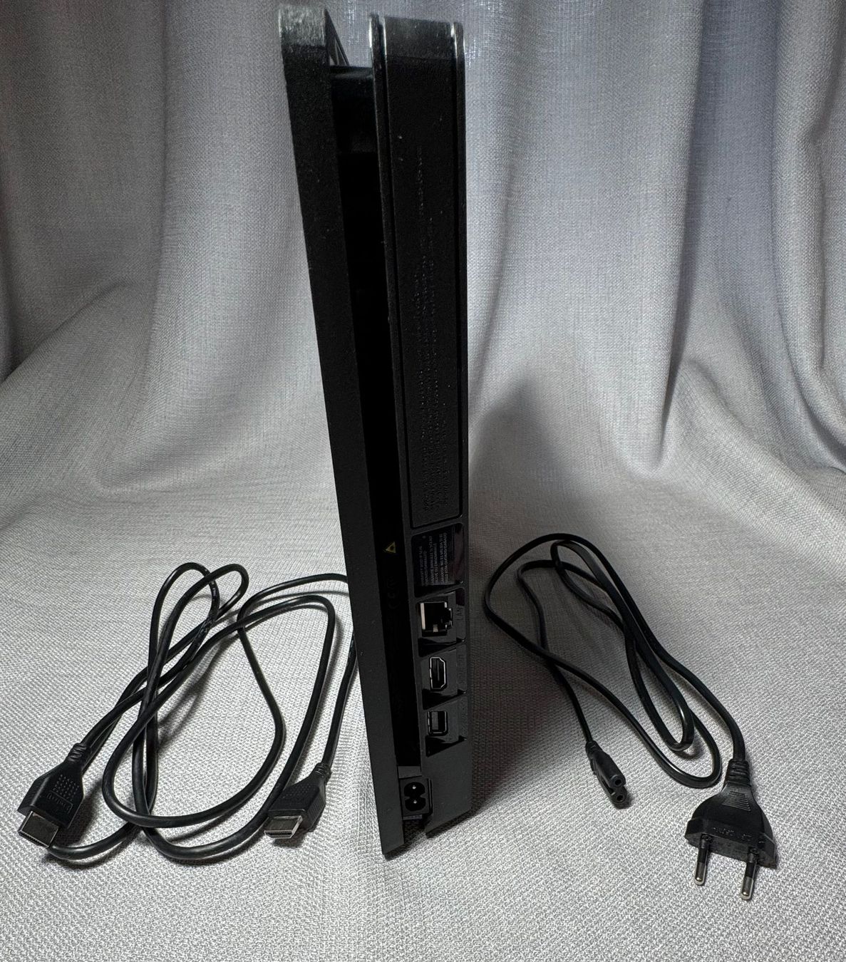 Sony Console: PS4 inkl. 2 Original-Controller, FIFA-Bundle – Usato da Altstätten SG venduto da Astronomical 2