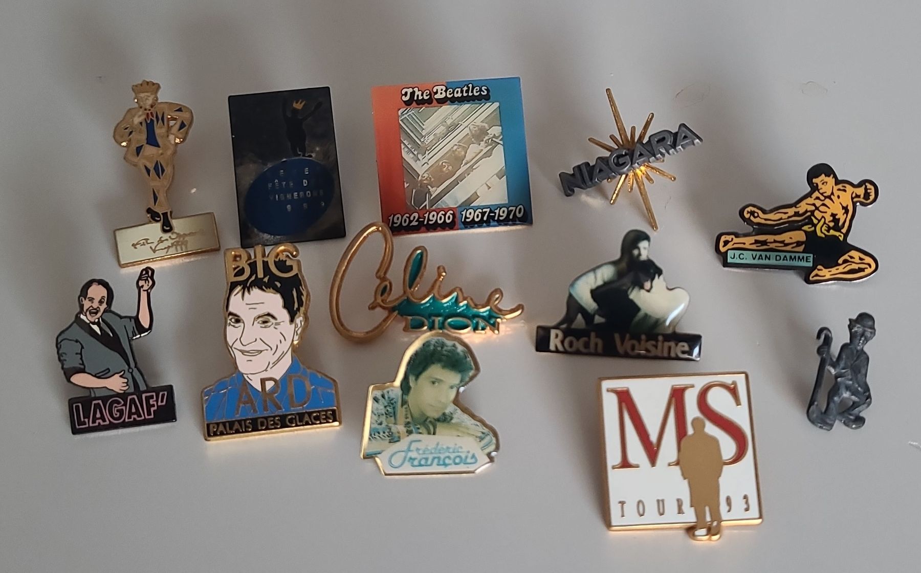 Placchette & Badge: Collection Pin's de chanteurs et spectacles – Usato da Morges venduto da PascRoch