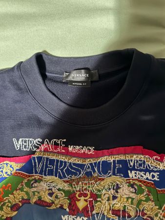 Sweatshirt Versace neuf, taille M, parfait pour l'hiver 2...