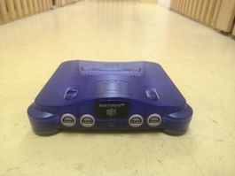 Nintendo 64 mit zwei Controllern und sechs Spielen