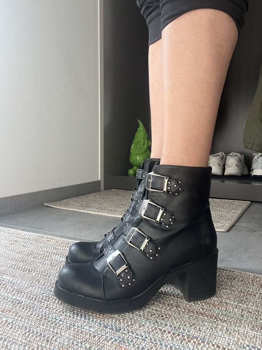 Scarpe da donna: Bata Black Ankle Boots with Buckles, Studs, Size 39! – Usato da Cama venduto da UnleashdByAna 1