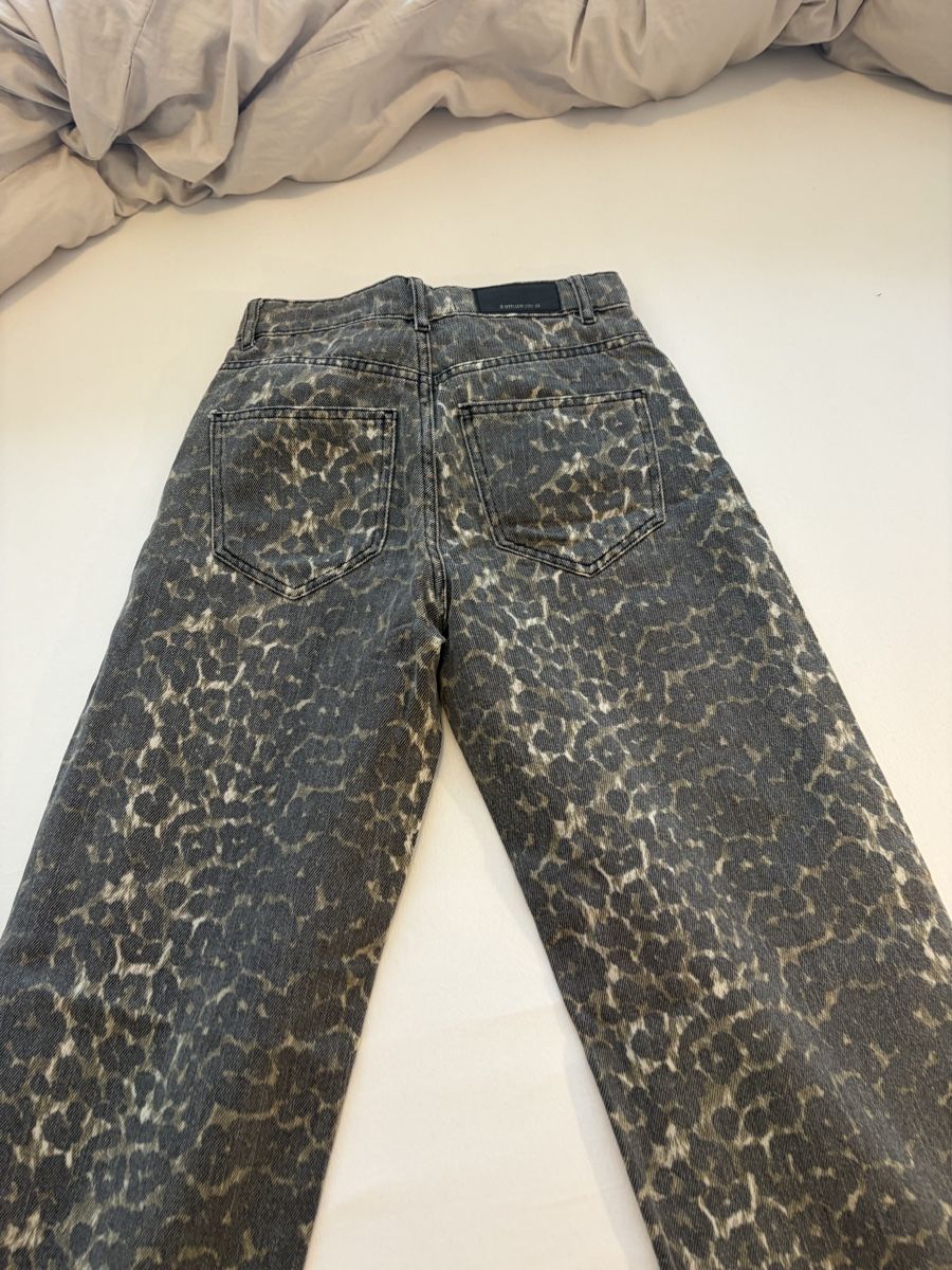Stradivarius Jeans: Pantalon Stradivarius léopard  – Gebraucht aus Pully von ari_78pk 2