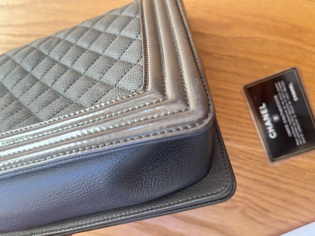 Chanel Borse da donna: Chanel Boy Bag Grau, Silber Hardware new medium – Usato da Wädenswil venduto da Iana32 6