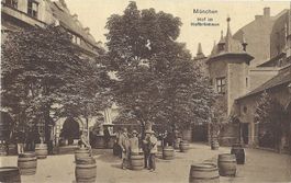 München  -  Hof  im  Hofbräuhaus   (belebt)