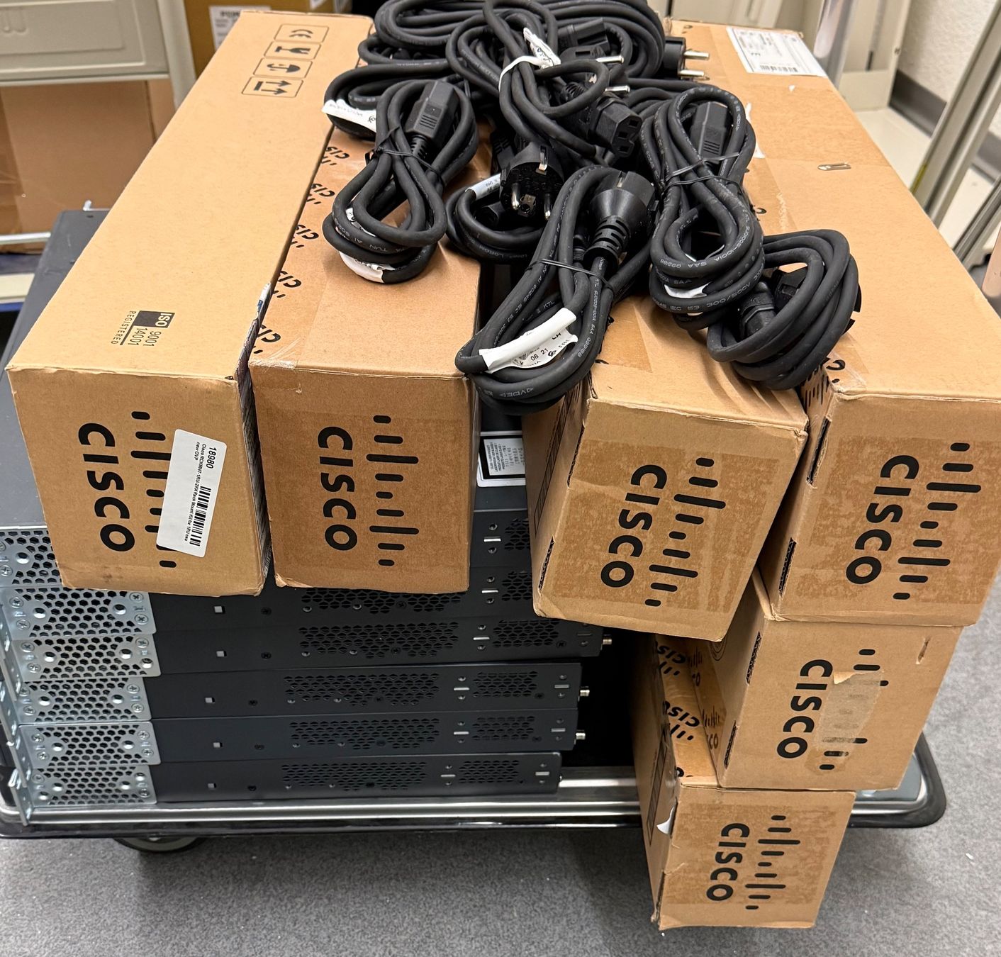 Cisco Hub & Switch: 6 Cisco Catalyst 2960-XR Switch – Usato da Konolfingen venduto da SCHKONO 1