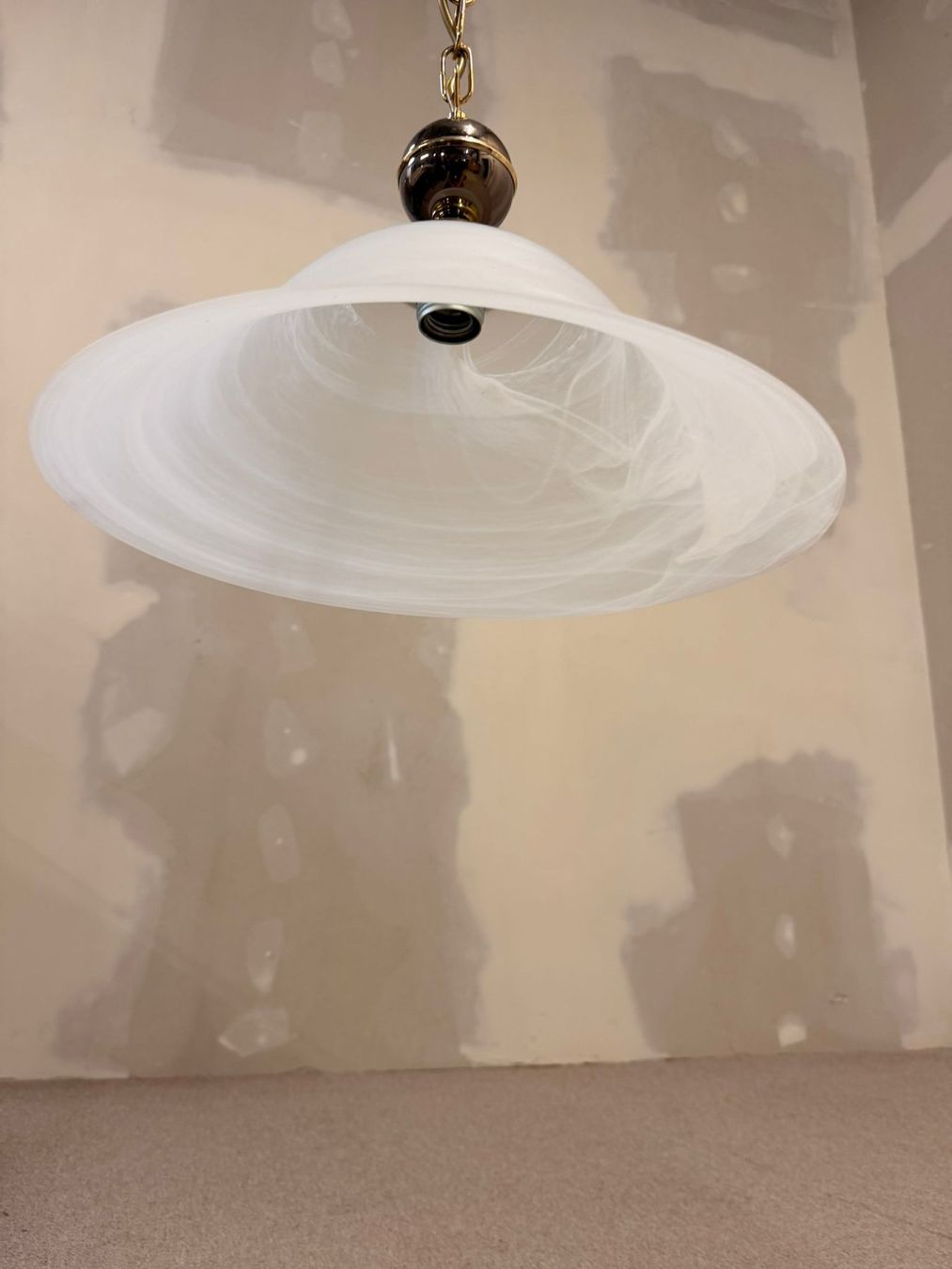 Lampadari & plafoniere: Hängelampe mit gemustertem Glasschirm und Messinghalterung – Usato da Rickenbach ZH venduto da Der-Insider 5