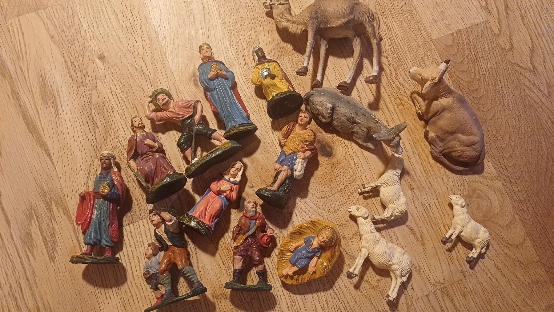Statuette: Schöne Antike Krippenfiguren  – Usato da Flawil venduto da Pinkmalibu