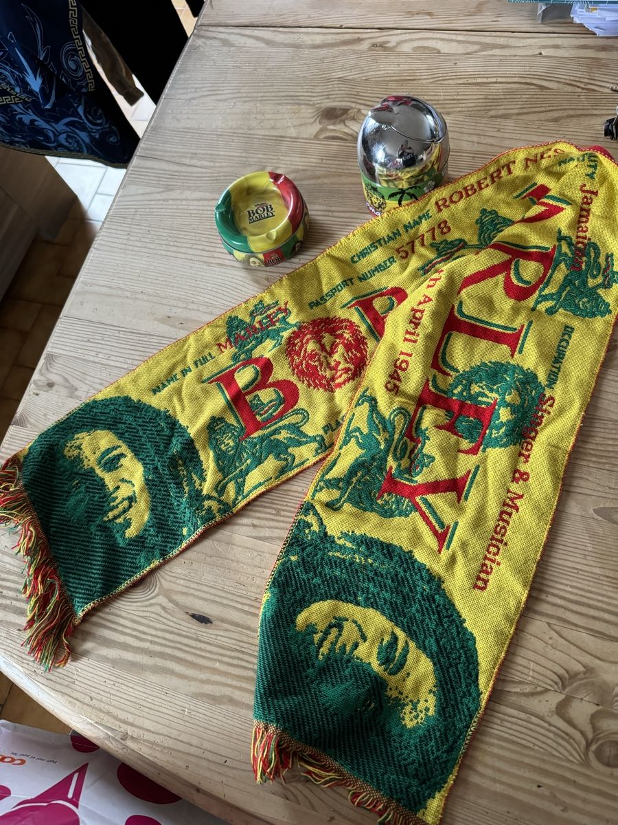 Portacenere: Lot Bob Marley: écharpe, cendriers, – Usato da Veyrier venduto da kimedovapa
