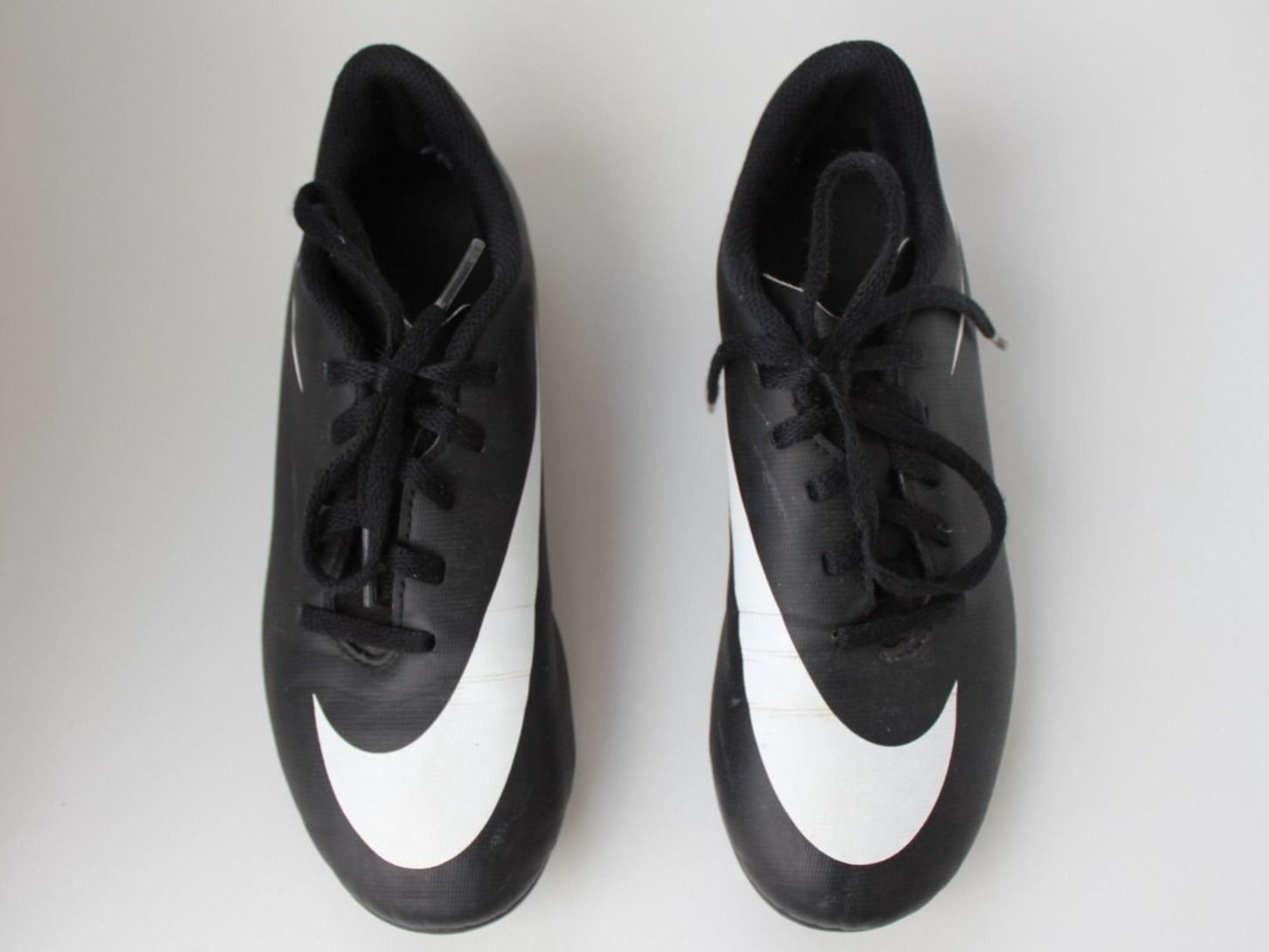 Nike Scarpe per ragazzi: Chaussures de football Nike t.35.5 – Usato da Peseux venduto da Gilloss 1
