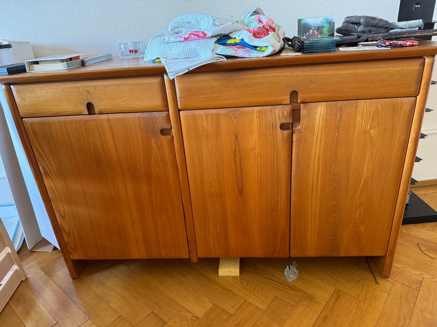 Tischset: TABLE AVEC 4 CHAISES ET COMMODE TROIS PORTE EN BOIS D'ORME – Gebraucht aus Morges von argento.oro.65 7