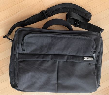Laptop-Tasche mit vielen separaten Fächern 