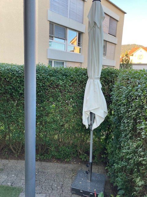 Parasols: Sonnenschirm mit Sockel – D'occasion à Hinwil par Rohland01 3