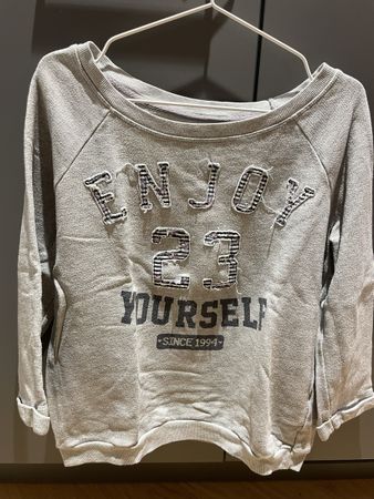 Grauer Pullover mit Print von Stradivarius, Gr. S