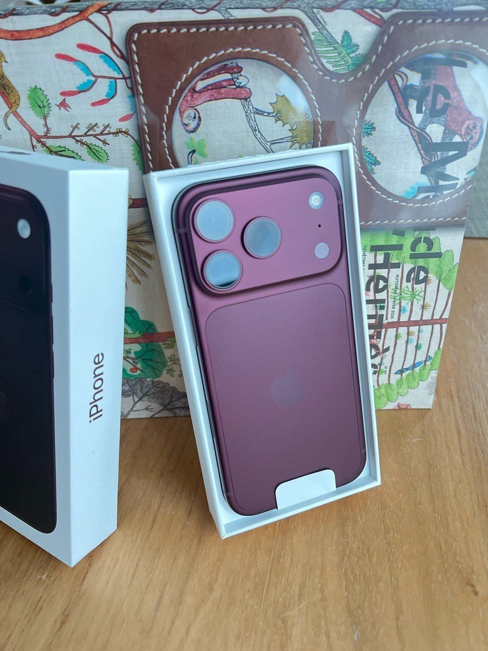 Apple Telefoni cellulari / Smartphones: NEW iPhone 18 Pro 1TB - Burgundy – Nuovo (secondo la descrizione) da Genève venduto da Allforless 1