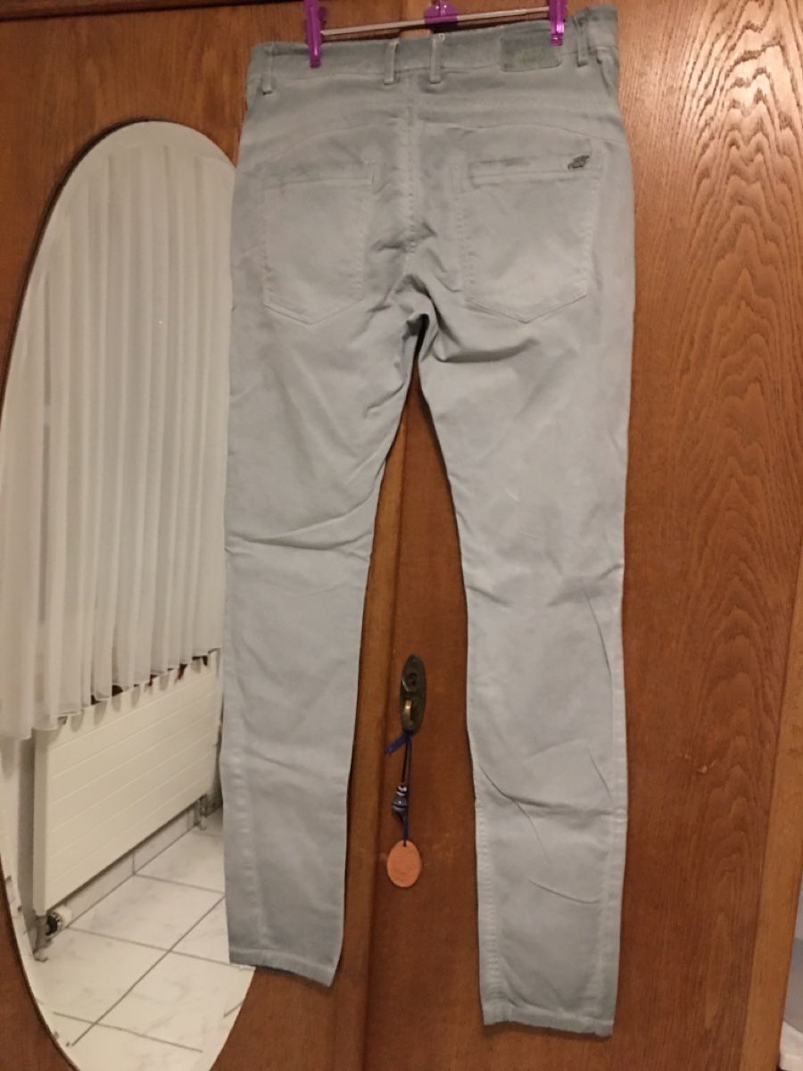 Pantaloni: Pantaloni da donna quasi nuovi – Usato da Schwyz venduto da Francesca54 1