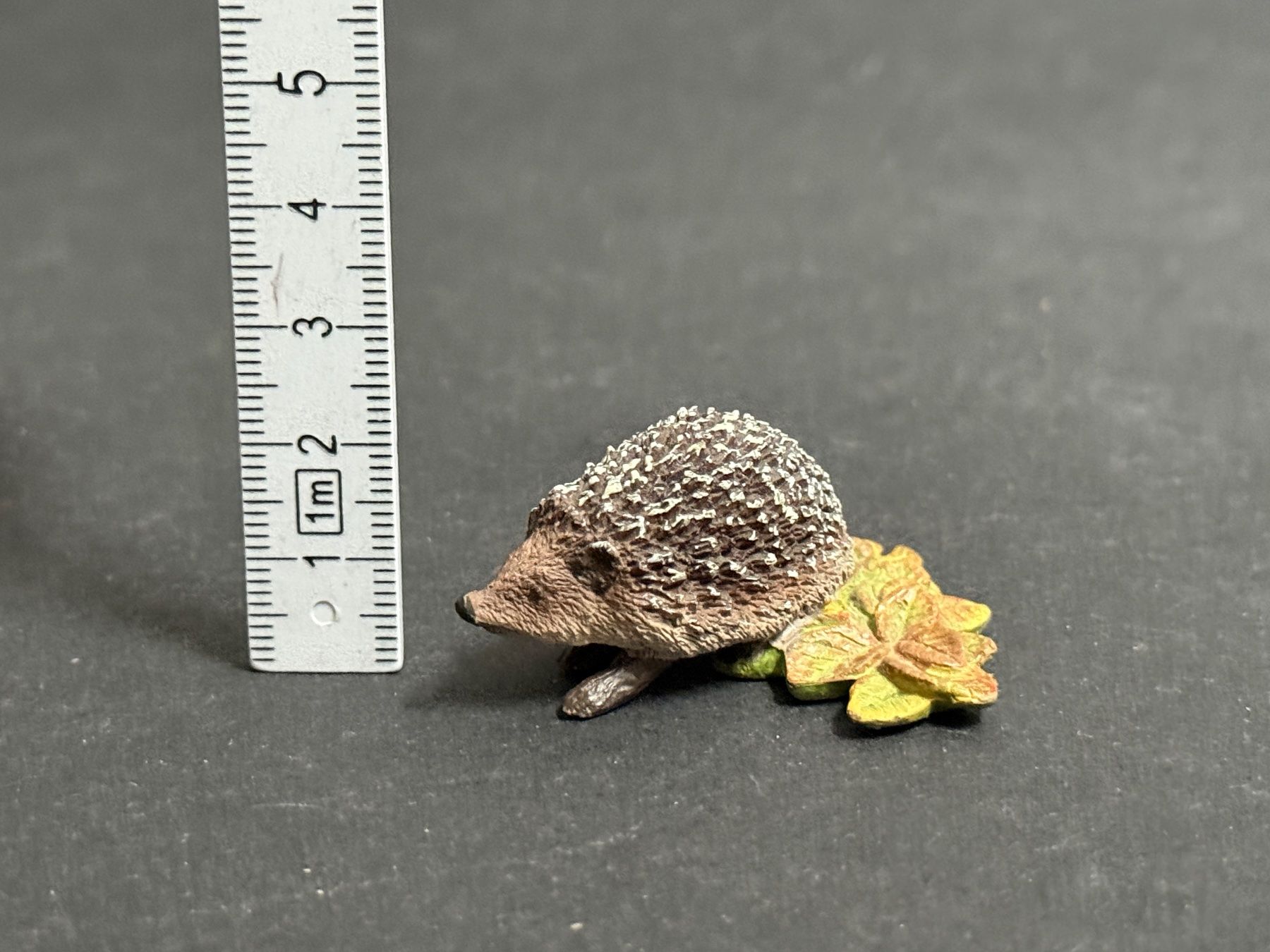 Schleich Statuette: SCHLEICH 14726 Igel mit Blätter Wald – Usato da Ennetbaden venduto da mapa05 2