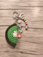 Porte-clés / charm sac kiwi en crochet avec perles