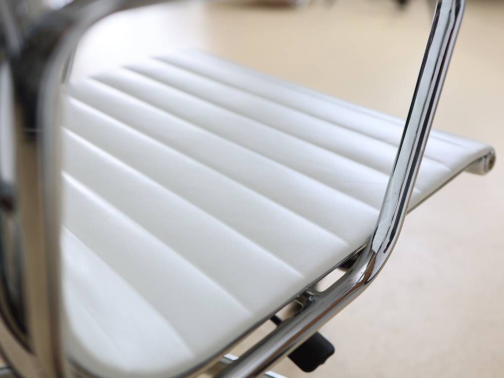 Vitra Sedie: Vitra Eames Bürostuhl EA 117 - Weiss Leder – Usato da Meinisberg venduto da atelier_TILIJA 7