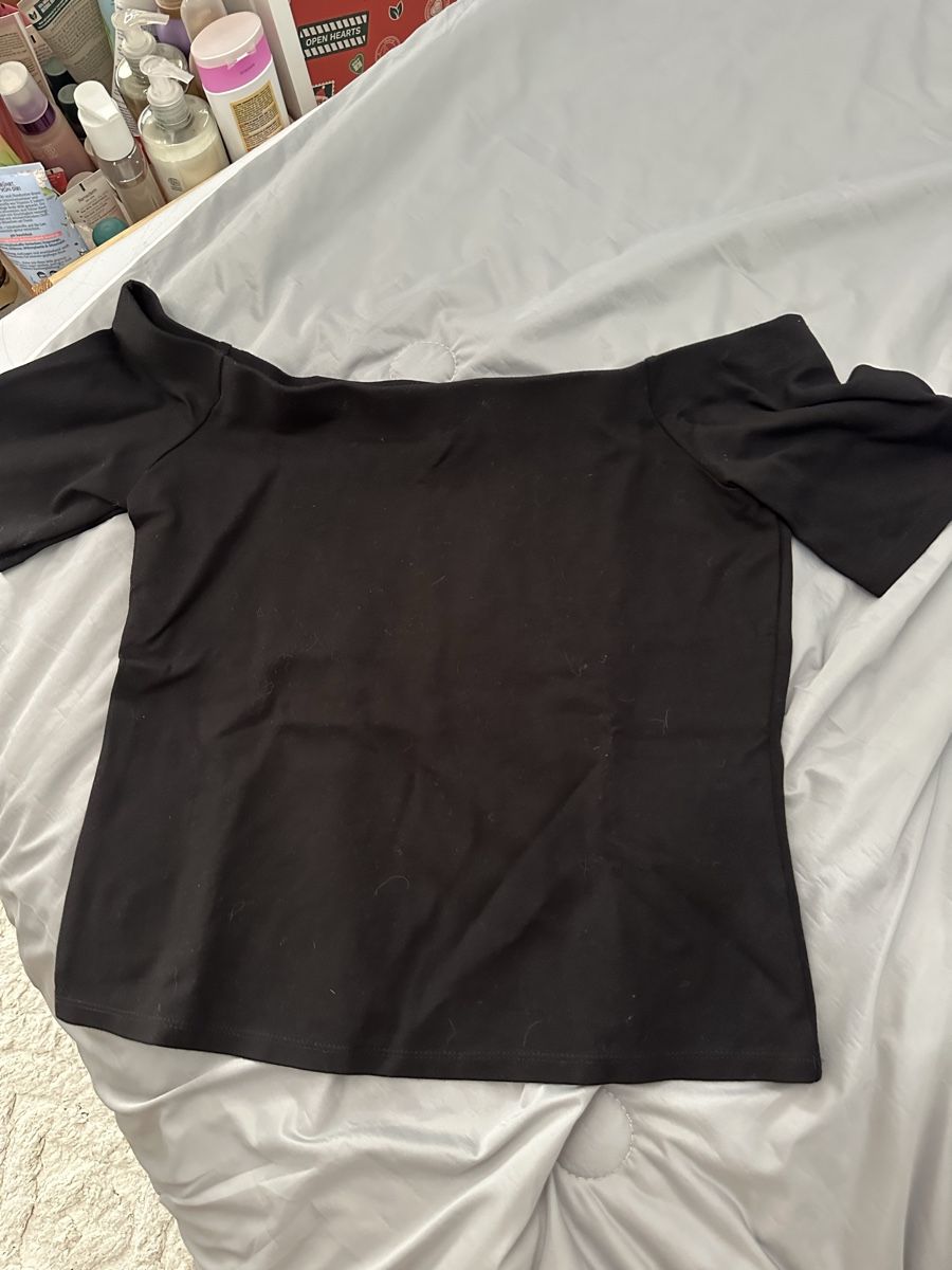 H&M T-shirts: Schwarzes Kurzarm-Oberteil – Neuf (Voir description) à Rhäzüns par romina._gr 1