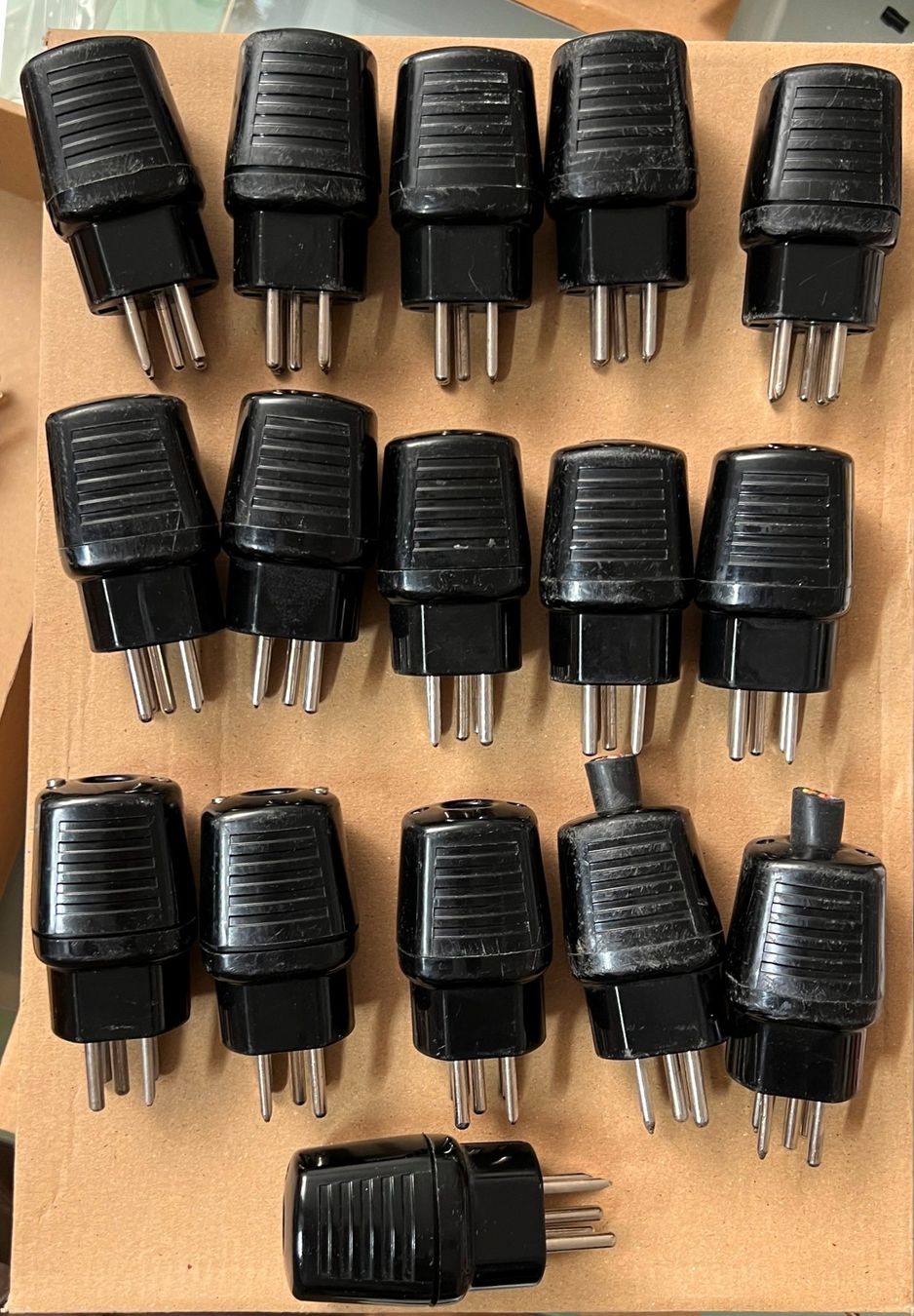 Spine: Stecker T15 400V 10A – Usato da Lodrino venduto da Stema 1
