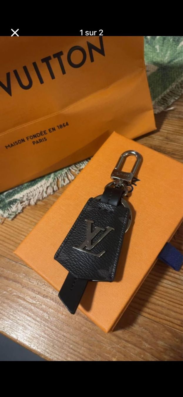 Louis Vuitton Portachiavi: Porte-clés de luxe en cuir noir - Élégance discrète – Nuovo e nell'imballaggio originale da Monthey venduto da Chez-Dani-81 2