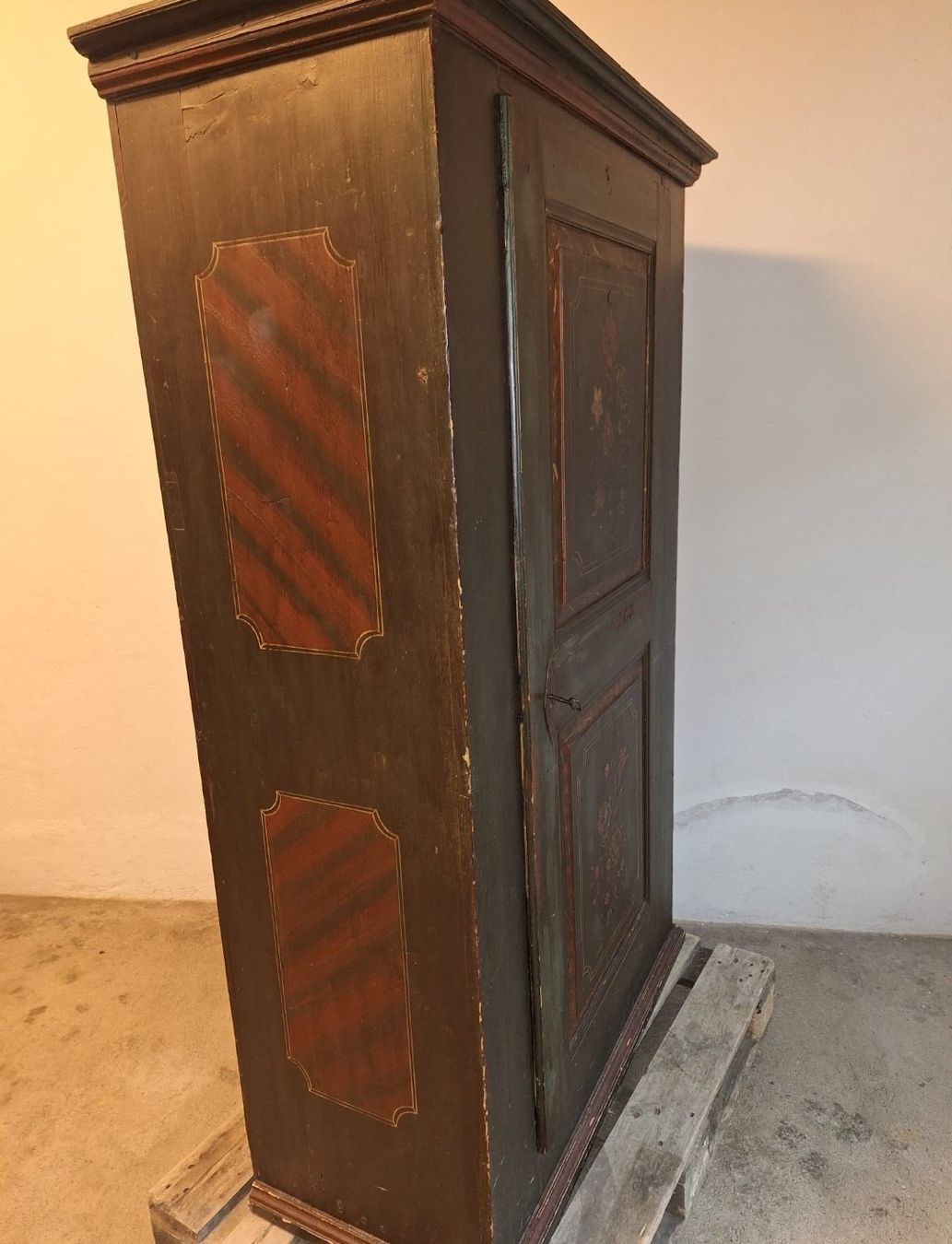 Armadi: Schrank Baujahr 1836 – Usato da Schwarzenegg venduto da musi09 2